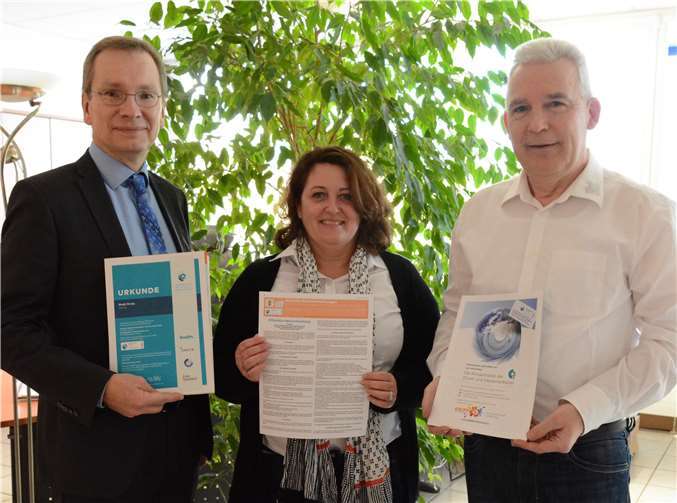 Bürgermeister Andreas Geron und Klimaschutzmanagerin Silke Merz empfangen die Urkunde für die klimaneutrale Veröffentlichung der Amtlichen Bekanntmachungen von KRUPP-DRUCK-Geschäftsführer Peter Krupp. Foto: CF