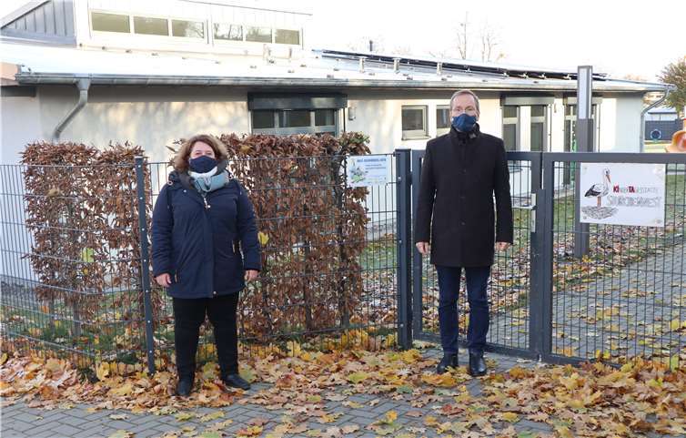 Bürgermeister Andreas Geron und Klimaschutzmanagerin Silke Merz begutachten den Fortschritt in Sachen Klimaschutz. Foto: Stadt Sinzig