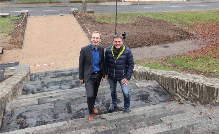 Bürgermeister Andreas Geron und Ortsvorsteher Gunter Windheuser begehen die renovierte Löwentreppe. Foto: Stadt Sinzig