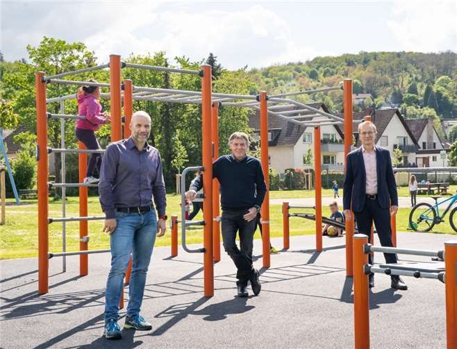 Bürgermeister Andreas Geron und Ortsvorsteher Gunter Windheuser überzeugten sich mit Bauamtsleiter Marco Schreiner von der Vielfältigkeit der Anlage.Foto: privat