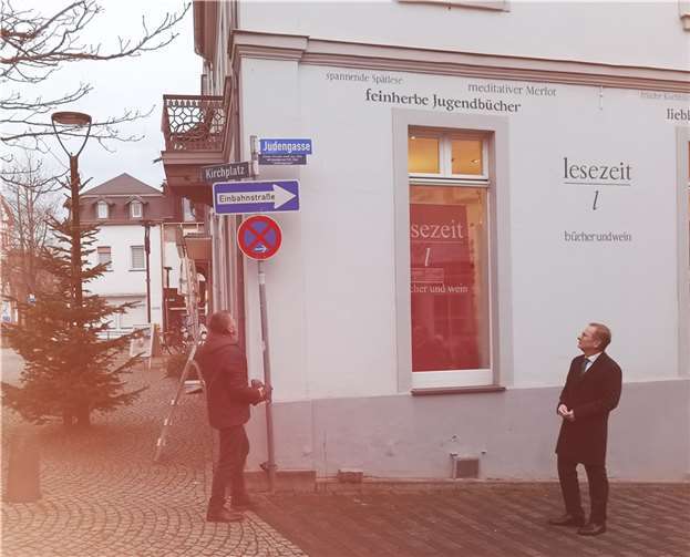 Bürgermeister Andreas Geron und Ortsvorsteher Gunter Windheuser enthüllten das neue Straßenschild der Judengasse.  Fotos: BL
