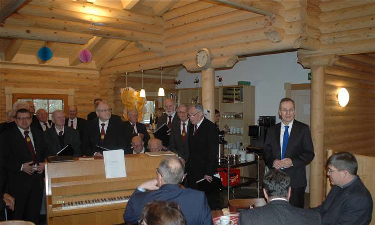 Bürgermeister Andreas Geron und die Sänger von Cäcilia und Eintracht bei der offiziellen Einweihung.