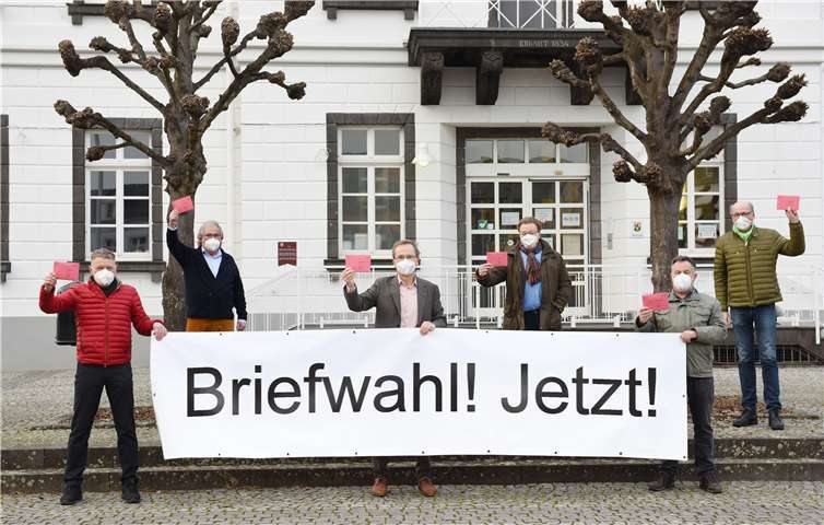 Bürgermeister Andreas Geron und die Vorsitzenden der Fraktionen weisen auf die Möglichkeit der Briefwahl hin.Foto: Martin Gaussmann