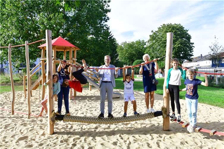 Bürgermeister Andreas Geron und die stellvertretende Sinziger Ortsvorsteherin Pia Wasem freuten sich gemeinsam mit den Kindern über den tollen neuen Spielplatz „Am Teich“. Fotos: Stadtverwaltung Sinzig