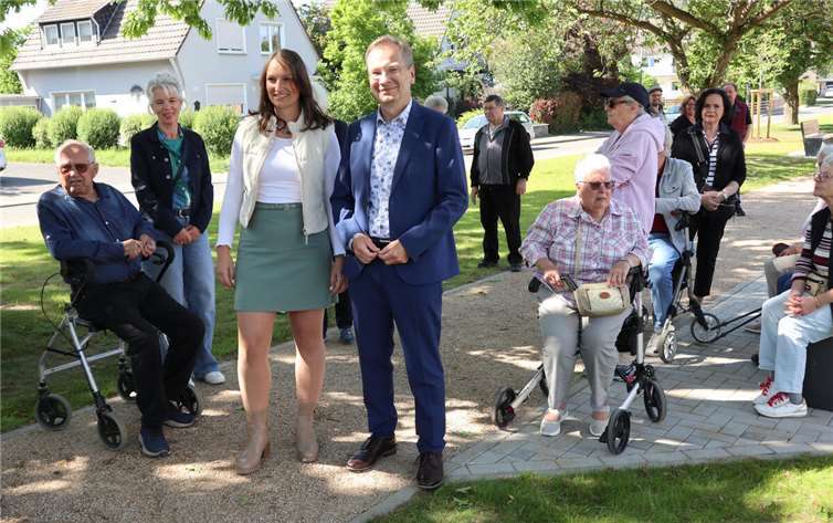 Sinzig: Parkanlage am Herzog-von-Jülich-Ring wieder geöffnet Bürgermeister Andreas Geron (vorne r.) und Sofia Lunnebach von der GEWI (vorne l.) feierten gemeinsam mit Anwohnerinnen und Anwohnern die Eröffnung des wiederhergestellten Parks.