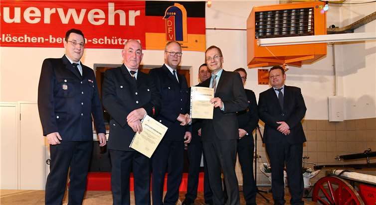 Bürgermeister Andreas Geron (vorne rechts) und Stadtwehrleiter Andreas Braun (rechts) verabschiedeten Athanasios Thanos und Reinhold Dedenbach (Zweiter und Dritter von links) aus dem aktiven Dienst. Dedenbach wurde zudem von Geron zum Ehrenwehrleiter ernannt. Fotos: RASCH