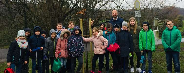 Bürgermeister Andreas Rath begrüßte die Kinder an „ihrem“ Baum. Foto: privat