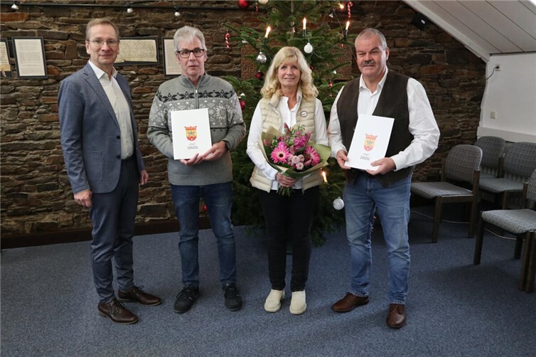 Bürgermeister Andreas gratulierte Guido Klemp zum Dienstjubiläum und verabschiedete Doris Schmidt-Berg und Helmut Feldhoff in den Ruhestand (v.l.).  Foto: Stadtverwaltung Sinzig