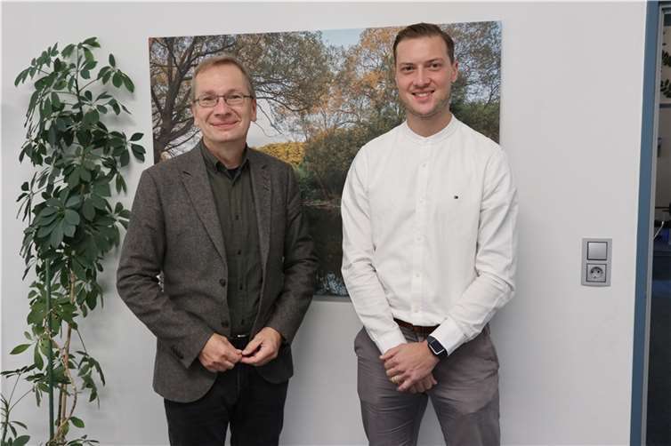 Bürgermeister Andreras Geron (l.) gratulierte Tim Palm von den Sinziger Stadtwerken zur bestandenen Prüfung. Foto: privat