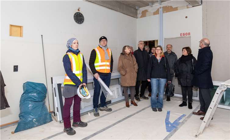 Bürgermeister, Ausschussmitglieder und Schulleiterin machten sich ein Bild vom aktuellen Stand der Sanierungen.