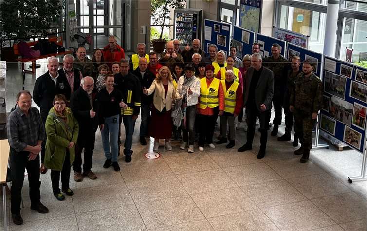 Bürgermeister Banken empfing die Helfer im Foyer des Rathauses und dankte ihnen für ihren ehrenamtlichen Einsatz.  Fotos: Stadt Rheinbach