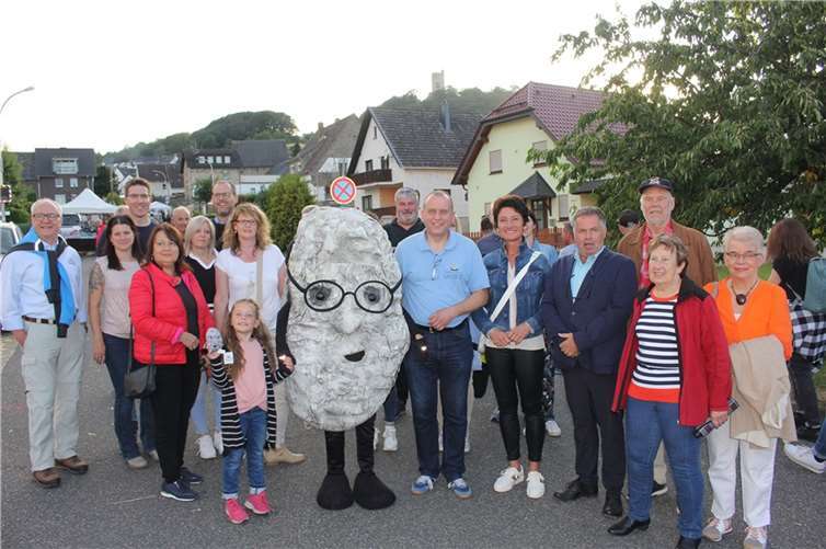 Bürgermeister Bell, „Laachus“ und Vertreter der Kommunen und Sponsoren beim Lichterfest in Hain. Fotos: WER