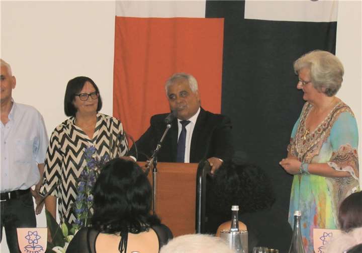 Bürgermeister Beni Biton übermittelte die Grüße der Stadt Dimona und dankte den Pionieren, die die jahrzehntelange Freundschaft zwischen den beiden Städten möglich machten.