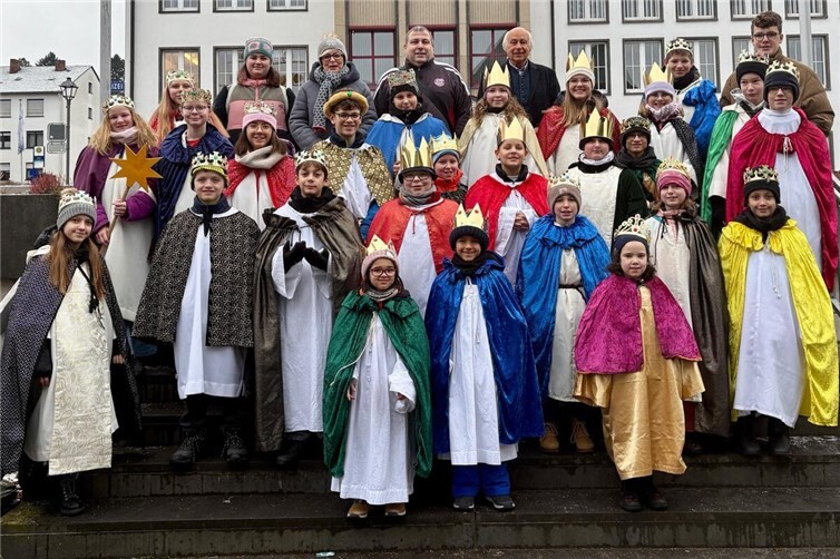 Bürgermeister Bernard Mauel empfing die Sternsinger im Rathaus.Foto: Janine Pitzen/Stadt Mayen