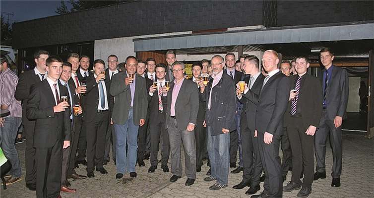 Bürgermeister Bernd Weidenbach, Ortsbürgermeister Hans Dieter Felten sowie Ortsbeigeordneter Werner Krupp stießen mit den Junggesellen nach dem Fackelzug auf eine schöne Kirmes 2014 an.WK