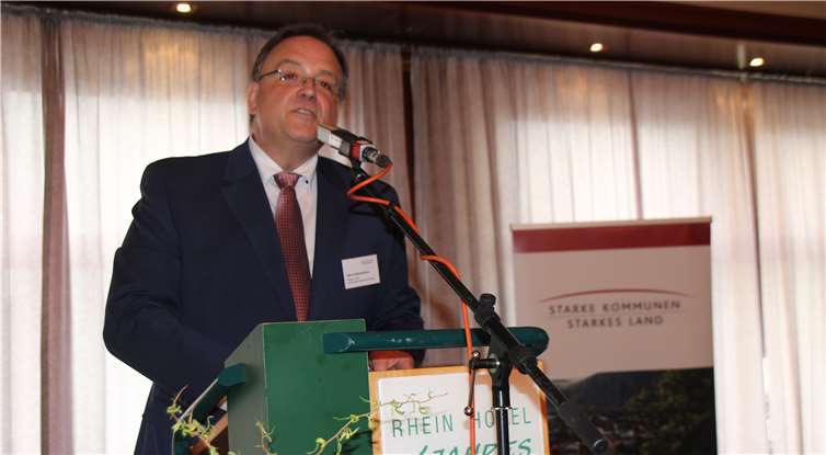 Bürgermeister Bernd Weidenbach begrüßt die Gäste,darunter zahlreiche Bundes- undLandtagsabgeordnete sowie 11 Bürgermeister aus der Region.