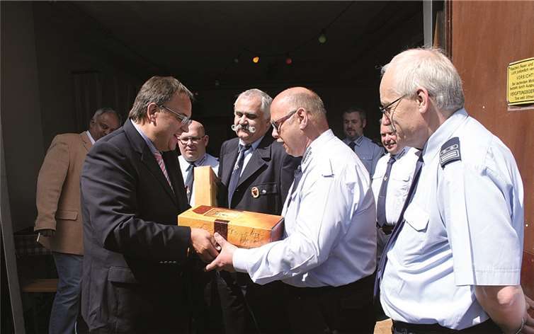 Bürgermeister Bernd Weidenbach ehrte Michael Oerter für 35 Jahre aktive Wehrtätigkeit. Werner Cremer ist gar 45 Jahre aktiver Feuerwehrmann bei der Feuerwehr Waldorf. RÜ