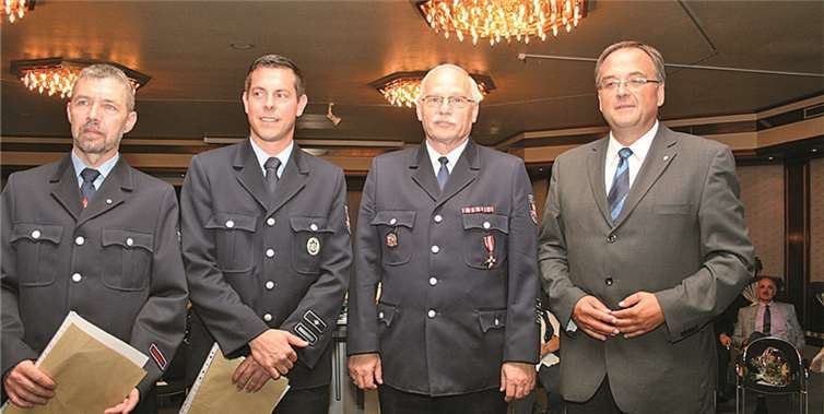 Bürgermeister Bernd Weidenbach ernannte Ronny Zilligen (2.v.li.) zum neuen Wehrleiter der Verbandsgemeinde Bad Breisig, Ralf Odenthal (li.) ernannte er zum Stellvertreter. Der bisherige Wehrleiter Hans-Dieter Baunach (2.v.re.) wünschte seinem Nachfolger und dessen Stellvertreter stets viel Glück bei der Ausübung ihrer Tätigkeit. -WER-
