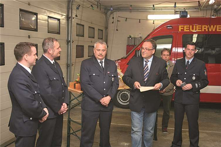 Bürgermeister Bernd Weidenbach konnte die beiden stellvertretenden Wehrführer Marcel Caspers und Michael Deffland-Kleinmann (v.li.) nach erfolgreichem Lehrgangsbesuch an der LFKS in Koblenz zu Oberbrandmeistern ernennen.