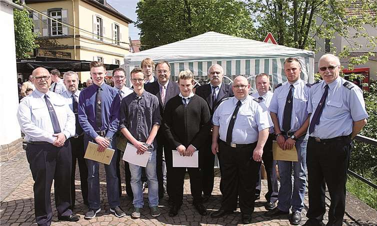 Bürgermeister Bernd Weidenbach konnte drei neue Wehrmitglieder verpflichten und einigen Ernennungen und Ehrungen vornehmen. RÜ