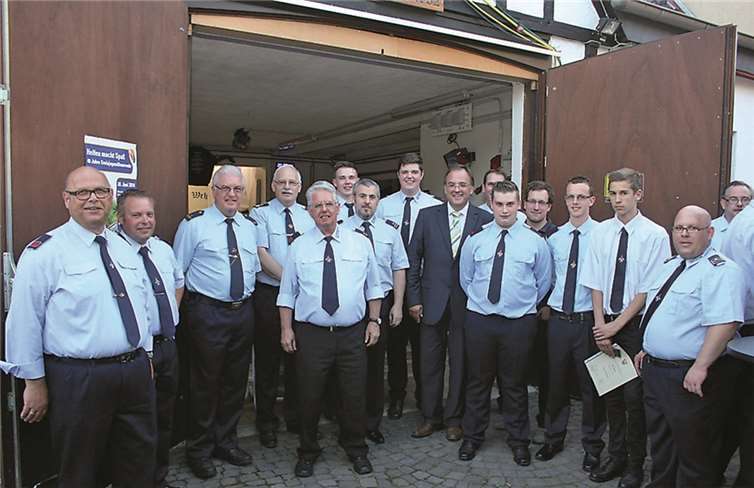 Bürgermeister Bernd Weidenbach konnte eine ganze Reihe Ernennungen beim Tag der offenen Tür der Feuerwehr Waldorf vornehmen, worüber sich auch die Wehrführung freuen konnte.