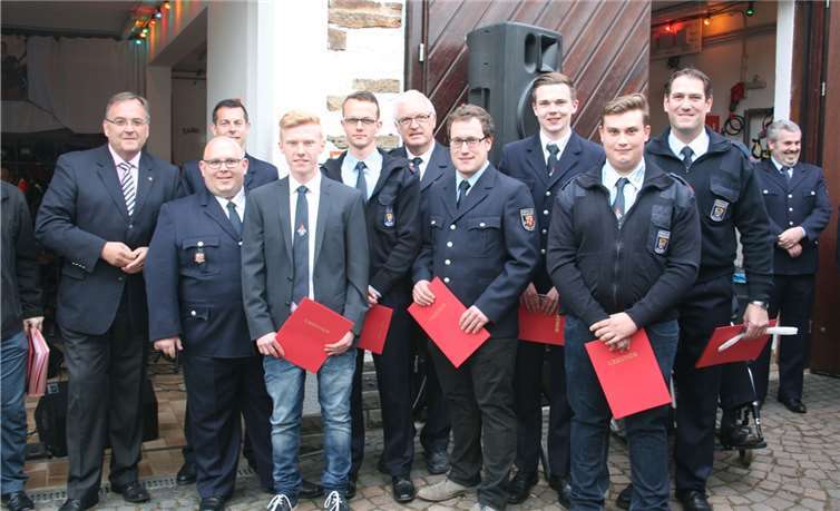 Verstärkung für die Wehr - Hohe Auszeichnung für Werner Cremer  Bürgermeister Bernd Weidenbach konnte gemeinsam mit Wehrleiter Ronny Zilligen zahlreiche Ernennungen vornehmen, worüber sich auch die Waldorfer Wehrführung mit Wehrführer Sascha Cremer und seinen beiden Stellvertretern Werner Stenz und Sascha Nachtsheim sowie Kreisfeuerwehrinspekteur Udo Schumacher freuten.WK