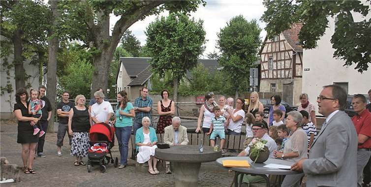 Bürgermeister Bernd Weidenbach konnte gleich drei Preisträger mit dem „Heine-Jundi-Preis“ 2015 auszeichnen.