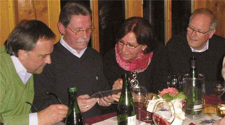 Bürgermeister Bernd Weidenbach (l.) übergab Brudermeister Robert Hoß (2.v.l.) die Schiefertafel mit der Aufschrift „Das Leben ist zu kurz, um schlechten Wein zu trinken.“ Interessierte Zuschauer: Karin Hoß und Ahrwinzer Thomas Nelles. Privat