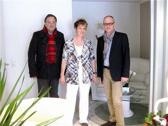 Bürgermeister Bernd Weidenbach (li.) besuchte gemeinsam mit Wirtschaftsförderer Gerhard Oelsberg Frau Susanne Schulte in ihren neuen Behandlungsräumen. privat