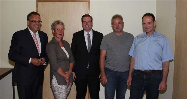 Dr. Frank Gondert löst Michael R. Schäfer ab Bürgermeister Bernd Weidenbach (li.) gratulierte Ortsbürgermeister Dr. Frank Gondert (Bildmitte) sowie dem Ersten Beigeordneten Paul Delfs, dem Zweiten Ortsbeigeordneten Josef Nehler sowie der Dritten Ortsbeigeordneten Cornelia Himpfen-Harbott (v.re.) zu ihrer Ernennung.