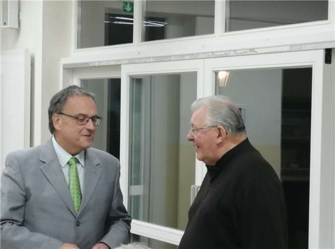 Bürgermeister Bernd Weidenbach (links) dankte Ratsmitglied Karl-Heinz Bernardy für seine Tätigkeit im VG-Rat sowie den Ausschüssen mit einer Dankurkunde.Foto: WER