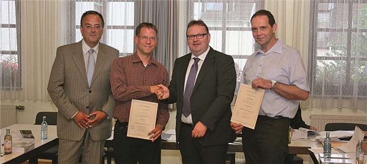 Michael R. Schäfer löst Christel Ripoll ab Bürgermeister Bernd Weidenbach (links) gratulierte Ortsbürgermeister Michael R. Schäfer (2.v.re.) sowie dem Ersten Beigeordneten Paul Delfs (re.) und dem Zweiten Ortsbeigeordneten Thorsten Kurtz zu ihrer Ernennung.