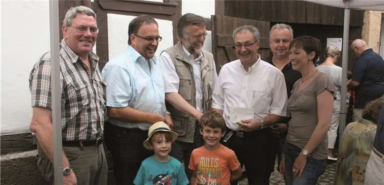 Bürgermeister Bernd Weidenbach und Ortsbürgermeister Hans Dieter Felten konnten dem Vorsitzenden des Bürger- und Heimatvereins Waldorf, Manfred Weiland, eine finanzielle Unterstützung überreichen.WER