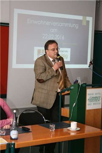 Bürgermeister Bernd Weidenbach und seine Mitarbeiter informierten zahlreiche Bürger aus der Verbandsgemeinde Bad Breisig über die augenblickliche Flücht-lingssituation in der Verbandsgemeinde.