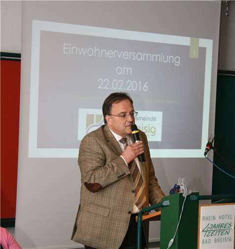 Bürgermeister Bernd Weidenbach und seine Mitarbeiter informierten zahlreiche Bürger aus der Verbandsgemeinde Bad Breisig über die augenblickliche Flücht-lingssituation in der Verbandsgemeinde.