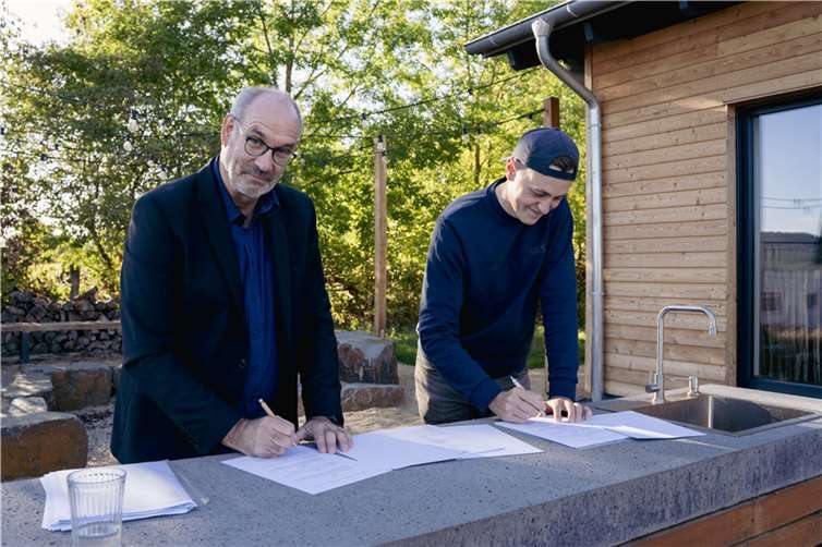 Bürgermeister Bernhard Jüngling und Tobias Wohlleben (Wohllebens Waldakademie) bei der Vertragsunterzeichnung.  Foto: privat