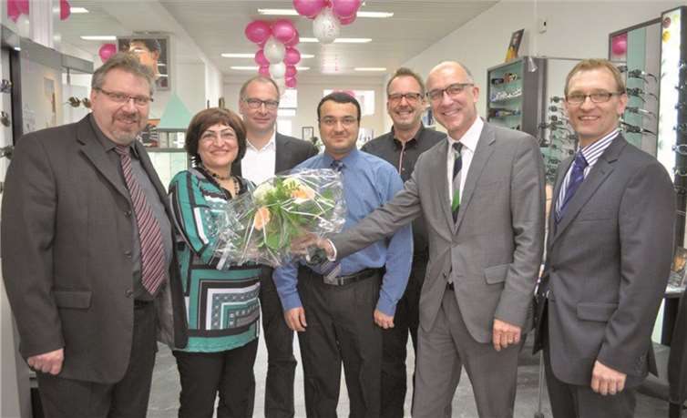Bürgermeister Bert Spilles (2. v. r.) überreichte Anahid Krüger zum Jubiläum einen Blumenstrauß. Auch Wirtschaftsförderer Dirk Schwindenhammer (r.) reihte sich unter die Gratulanten ein. Stadt Meckenheim