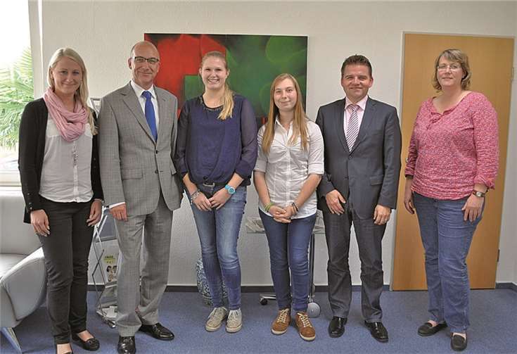 Bürgermeister Bert Spilles (2.v.l.) begrüßt gemeinsam mit dem ersten Beigeordneten, Holger Jung, der stellvertretenden Fachbereichsleiterin Personal, Sabine Ulrich (r.), und der Ausbildungsbetreuerin, Bianca Büser(l.), im Team der Stadtverwaltung die neuen Auszubildenden: Kimberly Plankermann (3.v.l.) und Nicole Bleser (4.v.l.). Stadt Meckenheim
