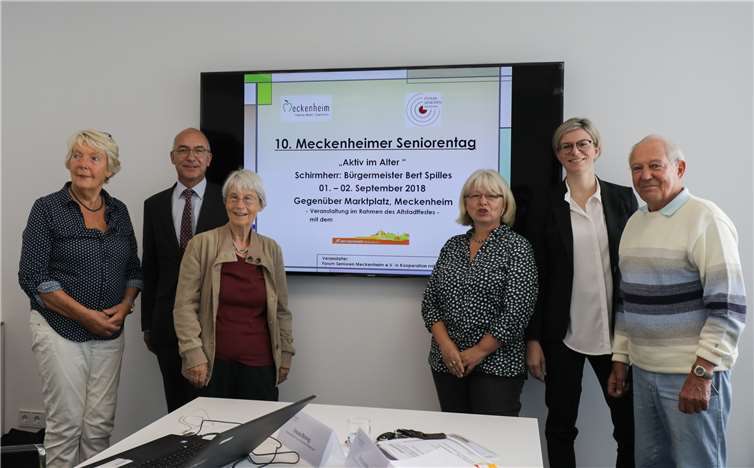 Bürgermeister Bert Spilles (2.v.l.) und die Vorsitzende des Forums Senioren (3.v.l.) stellen zusammen mit den Beteiligten des Vereins und der Stadt das Programm für den zehnten Seniorentag vor.CEW