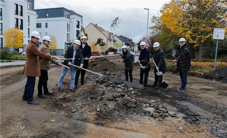 Bürgermeister Bert Spilles (3.v.r.) und die Vertreter von Politik und Baubeteiligten trafen sich zum offiziellen Spatenstich.Fotos: CEW