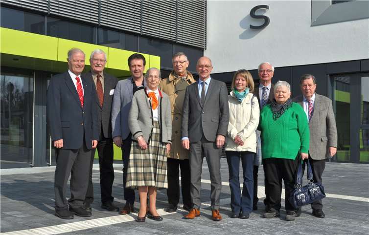 Bürgermeister Bert Spilles (5. v.r .) empfing die Teilnehmer der Spendenübergabe: Vertreter des Lions Clubs Bonn-Rhenobacum, der Evangelischen Stiftung Hephata, der Rheinbach-Meckenheimer Tafel und der „Warmen Mahlzeit für Kinder“.privat