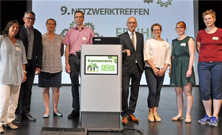 Bürgermeister Bert Spilles (5.v.l.) und Julia Hahn (6.v.l.) als Netzwerkkoordinatorin Frühe Hilfen der städtischen Jugendhilfe begrüßten zum 9. Netzwerktreffen. Zu den mehr als 80 Teilnehmern in der Jungholzhalle gehörten unter anderem (von links) Marion Klein, Netzwerkkoordinatorin Alfter, Swisttal, Wachtberg, Moderator Rüdiger Hötger, Mascha Hellwig, Netzwerkkoordinatorin Rheinbach, Dr. Martin Beck, Kinderarzt aus Meckenheim, sowie Sarah Burger (7.v.l.), künftige Netzwerkkoordinatorin Bornheim, und Sarah Böhme (rechts), Netzwerkkoordinatorin Bornheim. Foto: Stadt Meckenheim