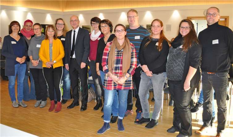 Bürgermeister Bert Spilles (6. v. l.), hier zusammen mit den Mitgliedern des Arbeitskreises und dessen Leiterin Maria Ellenbürger (8. v. l.), begrüßte im Ratssaal zur Fachtagung. Foto: Stadt Meckenheim