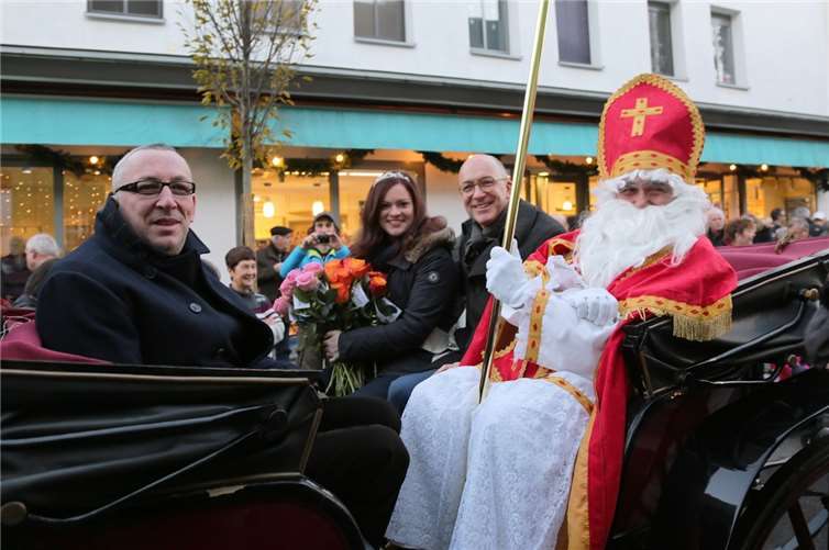 Bürgermeister Bert Spilles, Blütenkönigin Sarah Wiegershaus und Verbundchef Willi Wittgen-Stoelbes nahmen gemeinsam mit dem Nikolaus die erste Fahrt auf der neu gestalteten Hauptstraße vor. -StF-