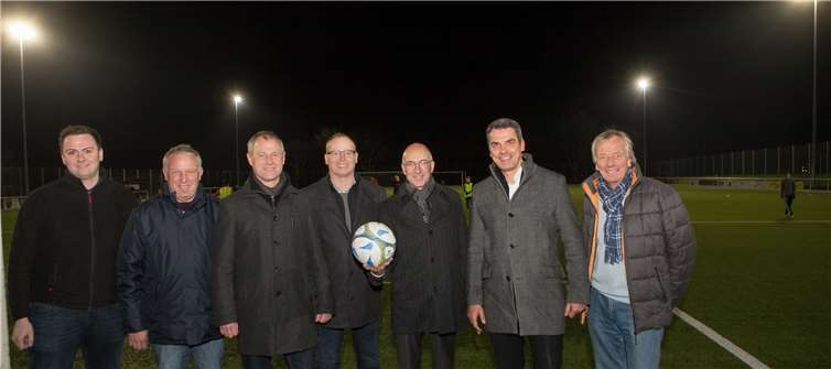 Bürgermeister Bert Spilles (Dritter von rechts) übergab die neue Flutlichtanlage mit LED-Technik an den SC Altendorf-Ersdorf. JOST