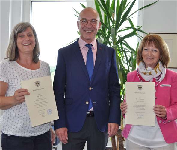 Bürgermeister Bert Spilles (Mitte) gratuliert Dagmar Alef (links) und Renate Schliebach (rechts) zum Dienstjubiläum.Foto: Stadt Meckenheim