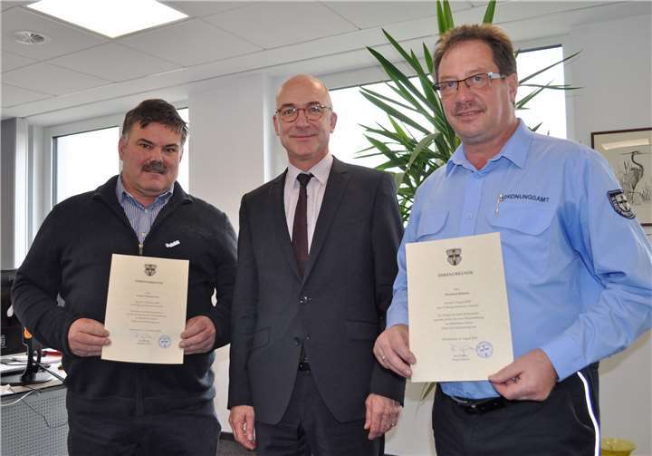 Bürgermeister Bert Spilles (Mitte) gratuliert Günter Wiegershaus (links) und Winfried Holzem (rechts) zum Dienstjubiläum. Foto: Stadt Meckenheim