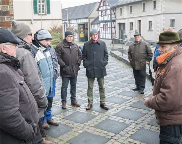Bürgermeister Bert Spilles (Mitte) und viele weitere Vertreter der Politik tauschen sich mit der Bürgerinitiative um Josef Kessel (r.) aus.CEW