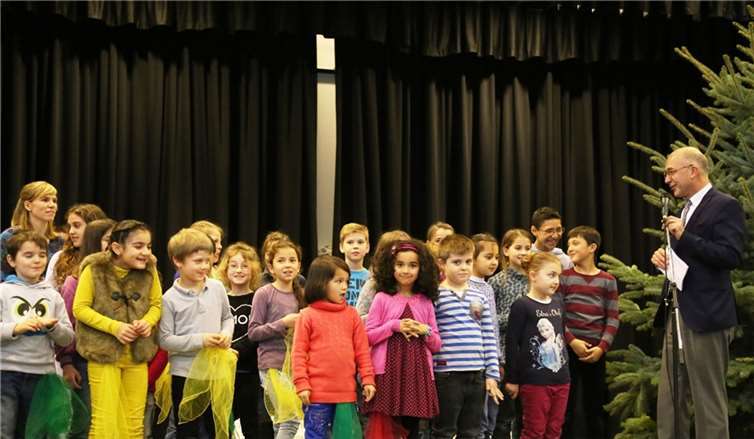 Bürgermeister Bert Spilles bedankte sich bei den Kindern der Grundschule Merl. StF
