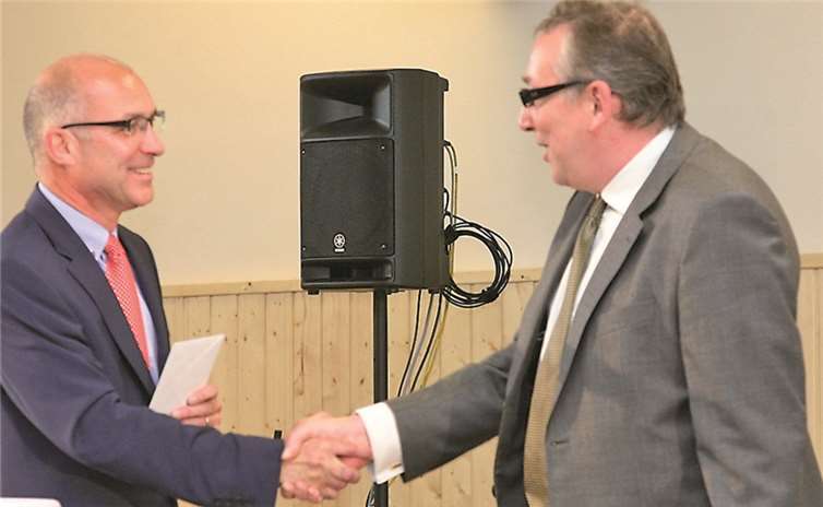 Bürgermeister Bert Spilles bedankte sich stellvertretend bei Willi Wittges-Stoelben für die gute Zusammenarbeit mit dem Meckenheimer Verbund. STF